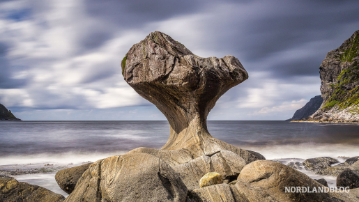 Der bizarre und zugleich populäre Felsen Kannesteinen an der Küste der Insel Vågsøy