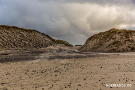 Ein Sandsturm treibt den Sand von der Küste in das Landesinnere