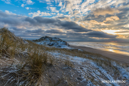 Ein Spaziergang in den Dünen macht den Kopf frei - hier im Winter an der Nordsee bei Hvide Sande