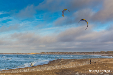 Wellenreiter, Windsurfer und Kite-Surfer - sie alle trifft man hier am Strand