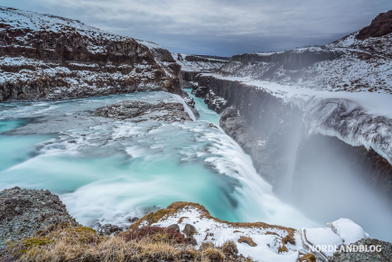 Aufsteigender Nebel am bekannten Gullfoss am "Golden Circle"