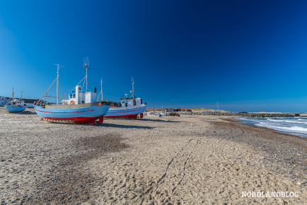 Fischerboote am Strand von Vorupør