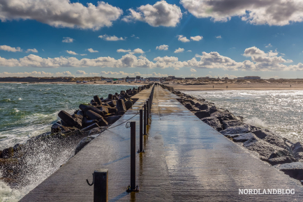 Die lange Mole von Vorupør im Frühsommer