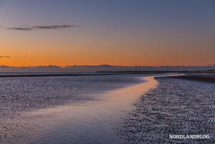 Restlichtaufnahme an einem milden und windstillen Herbstabend an der Nordsee bei Ho