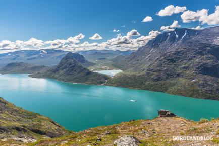 Der See Gjende im Jotunheimen mit seinem türkisfarbenen Wasser