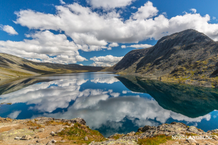Spiegelung im Wasser des Besseggenvatnet - dem See unterhalb vom Grat