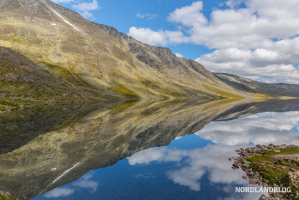 Am Ufer des Sees Besseggenvatnet im Nationalpark Jotunheimen