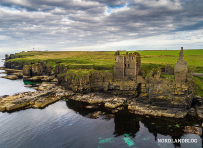 Küste am Schloss Castle Sinclare Girnigoe vom Meer aus gesehen