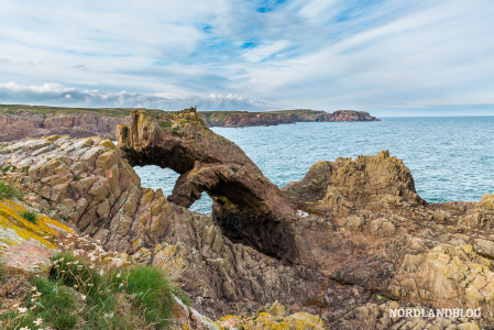 Fantasievolle Felsformationen an der schottischen Ostküste unweit von Slains Castle