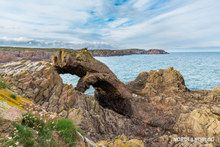 Fantasievolle Felsformationen an der schottischen Ostküste unweit von Slains Castle 