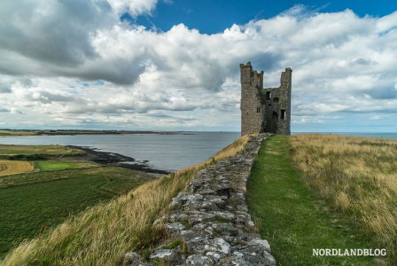 Die Ruinen von Dunstanburgh Castle (England)