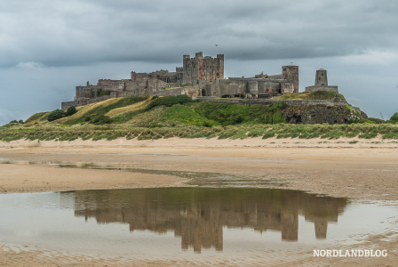 Das Schloss von Bamburgh - oberhalb der endlosen Strände an diesem Küstenabschnitt (England)