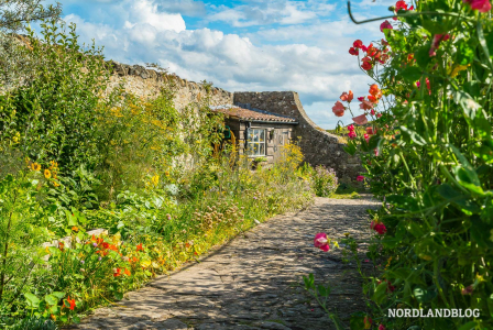 Der Klostergarten vom Kloster Lindisfarne auf St. Holy Island (England)