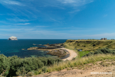 Wasser und Strände wie in der Karibik - Schottlands Ostküste kurz vor Edinburgh mit Blick auf den Felsen Black Rock