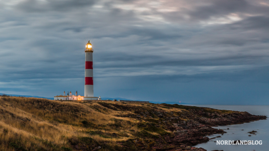Der Leuchtturm Tarbat Ness Lighthouse an der rauen Küste bei Portmahomack