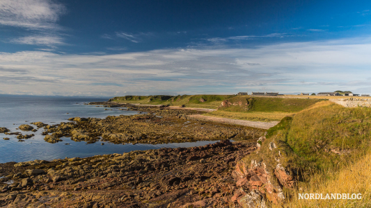 Die Steilküste bei Portmahomack unterhalb des Leuchtturmes Tarbat Ness