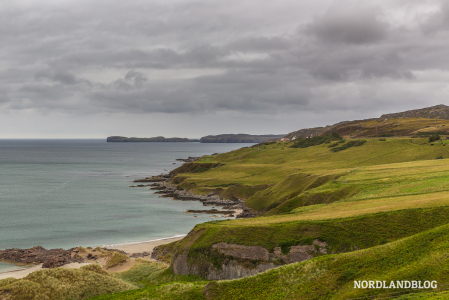 Die saftig grüne Steilküste im Norden von Schottland (bei Coldbackie)