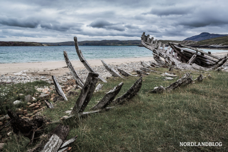 Eines der unzähligen Wracks an der schottischen Küste - hier in der Nähe von Melness