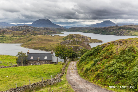 Landschaftsidylle neben der Straße 8801 im Norden Schottlands