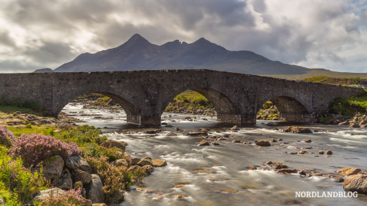 Die alte Steinbrücke "Sligachan Bridge" wurde um das Jahr 1820 erbaut (Isle of Skye)