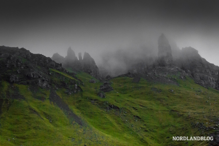 Mystisch der "Old Man of Store" verschwindet im Nebel (Isle Of Skye)