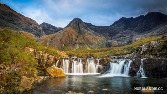 Am Fuße der "Black Cuillins" befinden sich die "Fairy Pools", die aus einer Aneinanderreihung von vielen Wasserfällen bestehen