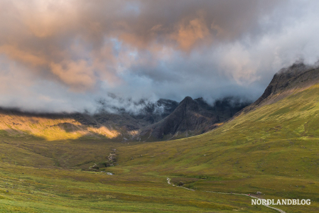 Am Abend zieht es sich über den Bergen um die "Fairy Pools" zu