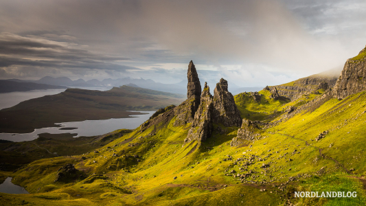Der "Old Man of Storr" thront majestätisch über dem Tal (Isle of Skye)