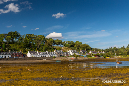Bei Ebbe gelangt man auf kleine Insel und kann so das Dörfchen Plockton aus anderen Perspektiven fotografieren