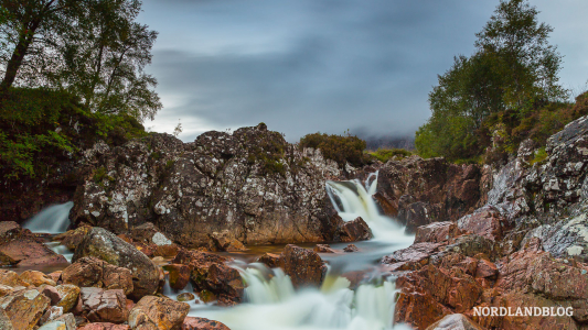 Ein Wasserfall im Tal Glen Coe