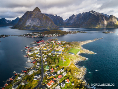 Luftaufnahme mit der Drohne vom Fischerdorf Reine (Lofoten)