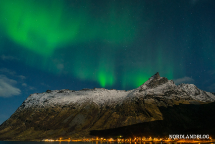 Nordlichter in einer Vollmondnacht am Steinfjorden auf der Insel Senja