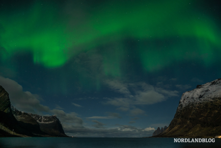 Nordlichter über dem Steinfjorden auf der Insel Senja