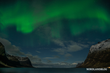 Nordlichter über dem Steinfjorden auf der Insel Senja