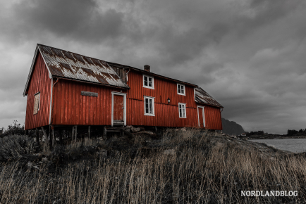 Altes Fischerhaus am Ortseingang von Henningsvær