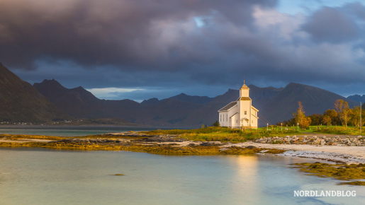 Die bekannte Kirche von Gimsøy am Strand