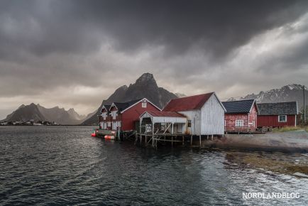 Alte Fischer- und Lagerhäuser im Fischerdorf Reine (Lofoten)