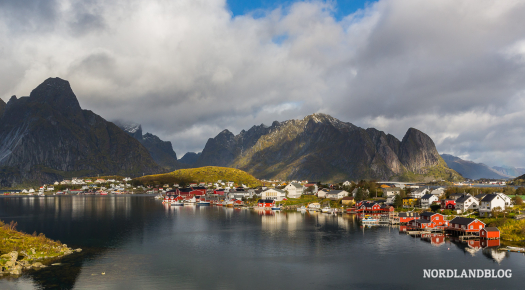 Bekannter Blick auf das Fischerdorf Reine (Lofoten)
