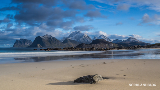 Herbstmorgen am Meer mit Blick vom Strand Storsandnes auf den Berg Himmeltindan (Lofoten)