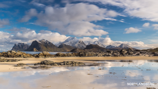 Schnee auf den Bergen mit einem traumhaften Sandstrand im Vordergrund (Storsandnes / Lofoten)