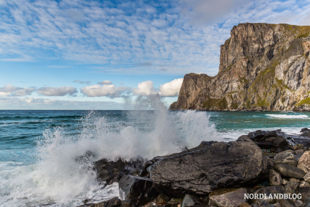 Die Brandung in der Bucht Kvalvika mit Blick auf den Gipfel des Ryten (Lofoten)