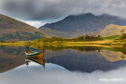Typisches Holzboot auf den Lofoten - in der Nähe von Leknes aufgenommen