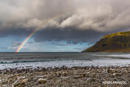 Regenbogen in der Bucht von Unstad aufgenommen (Lofoten)