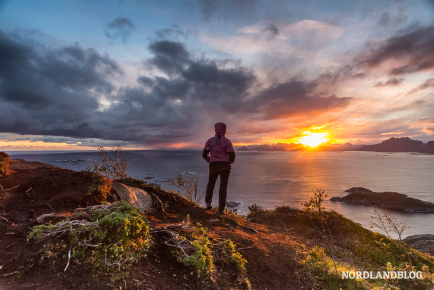 Sonnenuntergang über den Lofoten - aufgenommen vom Gipfel des Heia (Lofoten)