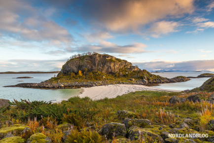 Die Insel Trollskaretholmen mit dem einzigartigen Strand davor (Vesterålen)