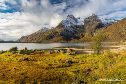Der erste Schnee liegt bereits auf den Bergen am Raftsund (Lofoten / Vesterålen)