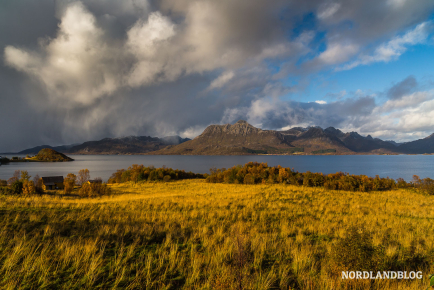 Herbstlandschaft auf den Vesterålen - hier am Eidsfjorden bei der Insel Langøya