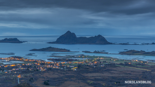 Nach dem Sonnenuntergang: Blick auf Vinje vom Veten (Insel Langøya / Vesterålen)