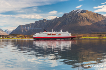 Ein Schiff der Hurtigruten läuft in Sortland (Vesterålen) ein
