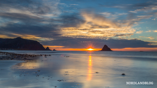 Sonnenuntergang am Strand von Bleik mit Blick auf die Vogelinsel Bleikøya (Vesterålen)